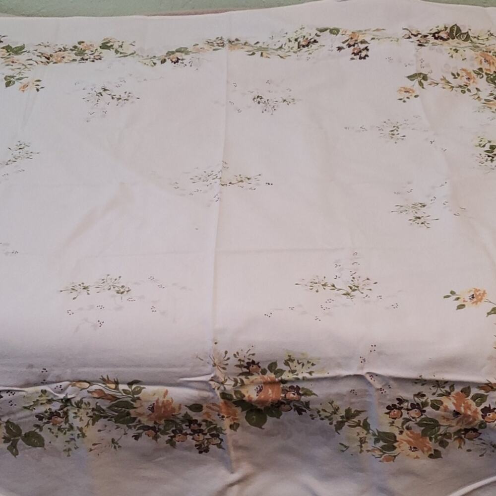 Vintage tablecloth 46"x 51" - Picture 2 of 3